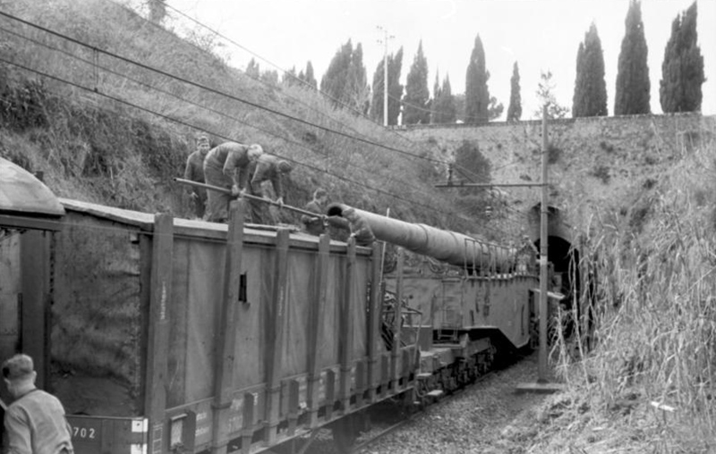 Soldados alemanes maniobrando un K5 para sacarlo de un túnel en Italia, 1944.